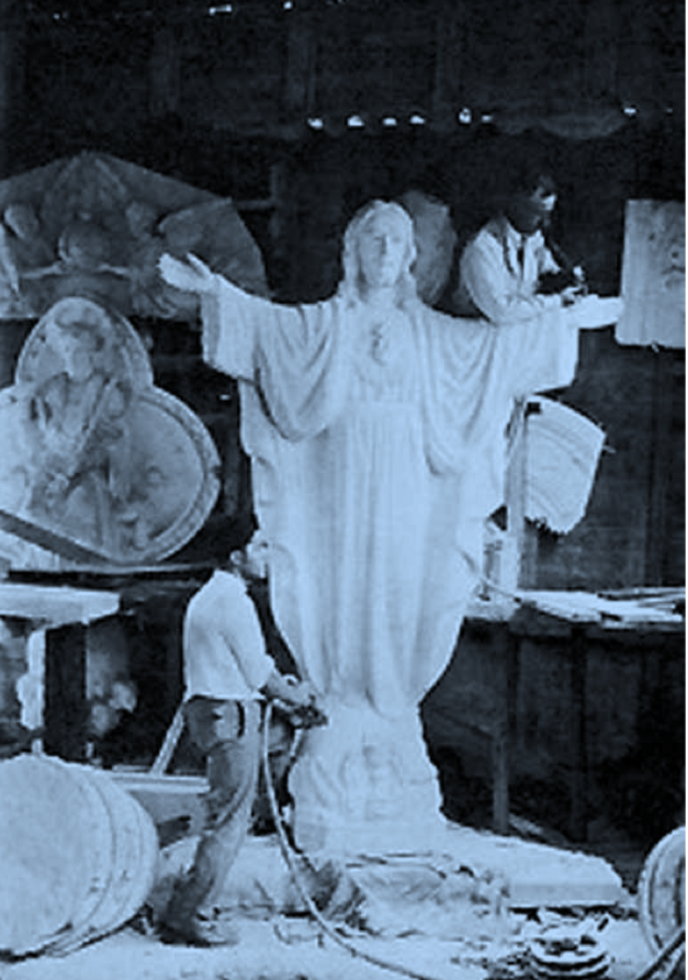 Adélard Vézina sculptant la statue de pierre